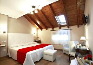A bed or beds in a room at Posada Valle del Oso