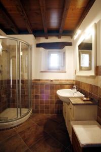 a bathroom with a glass shower and a sink at Villa Pian De Noci - Tenuta del Palagio in Mercatale Val Di Pesa