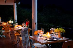 - une table avec des verres à vin sur la terrasse la nuit dans l'établissement Hotel Boutique y Restaurante Panisté, à Santa Cruz Verapaz