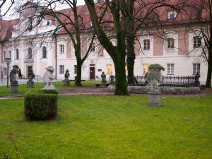Vonkajšia záhrada v ubytovaní Cozy Apartment Steyr Mitte, ruhig, Parkplatz, Terasse, 2 Schlafzimmer, WLAN