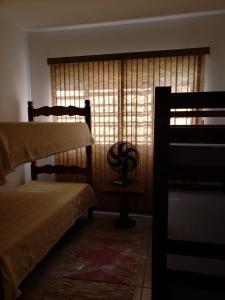 1 dormitorio con 2 literas y ventana en Casa Star, en Monte Sião