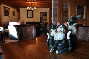 A seating area at Posada Valle del Oso