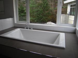 ein großes weißes Waschbecken in einer Küche mit Fenster in der Unterkunft Furano Lodge 10 in Furano