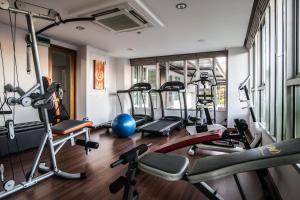 un gimnasio con un montón de equipos de ejercicio. en Winner Sriracha Serviced Apartment en Si Racha
