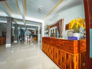 ein Restaurant mit einer Holztheke in einem Gebäude in der Unterkunft Gold Plus Hotel in Phong Nha