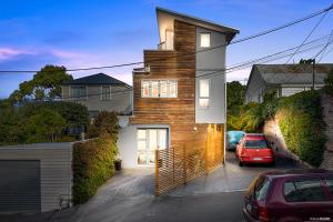 ein Haus mit einem davor geparkt in der Unterkunft TrinketBox in Wellington