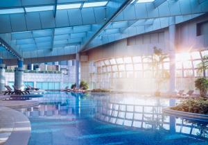 un rendimiento de una piscina en un edificio en Grand Hyatt Hangzhou en Hangzhou