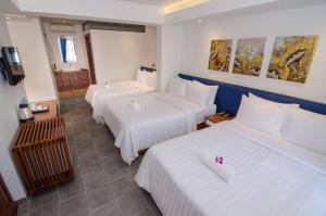 Habitación de hotel con 2 camas y TV en Neth Socheata Hotel, en Siem Reap