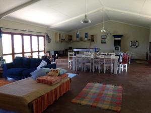 sala de estar con sofá y comedor en Esperanza Countryside Accomodation, en George