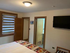 TV a/nebo společenská místnost v ubytování Entre Cumbres Apart Hotel