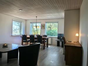 una sala da pranzo con tavolo e sedie di Medio Apartments a Fredericia