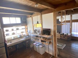 eine Küche mit einer Theke und einem Waschbecken in einem Zimmer in der Unterkunft KOME HOME in Tōkamachi