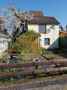 uma cerca de madeira em frente a uma casa em Ferienwohnung Zum-alten-Kirschbaum em Limburg an der Lahn