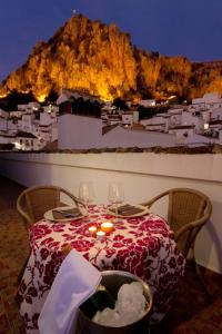 una mesa con vistas a la montaña por la noche en 2 bedrooms apartement with balcony and wifi at Ubrique, en Ubrique