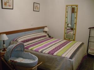 een slaapkamer met een bed met een wieg en een spiegel bij Casa Rural Laguao in Abárzuza