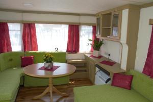 Posezení v ubytování BUNGALOW PARK