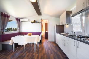 Köök või kööginurk majutusasutuses Premium Sirena Village Mobile Homes