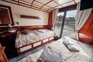 เตียงในห้องที่ Florentina boat