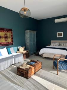 サン・レミ・ド・プロヴァンスにあるB&B Mas de caustesの青いベッドルーム(ベッド2台、ソファ付)
