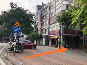 una strada con una freccia arancione sul lato della strada di Soleil Apartment a Hanoi