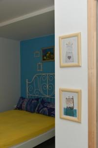 um quarto com uma cama e duas fotografias na parede em Bosa noga Rzav em Arilje