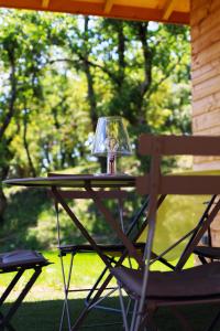 una mesa con una lámpara junto a una silla en Les Barras’k, en Saint-Péray