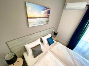 Postel nebo postele na pokoji v ubytování Holiday Hotel Siófok