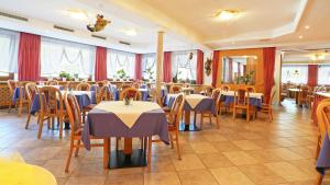 Reštaurácia alebo iné gastronomické zariadenie v ubytovaní Pension Alpenhof B&B