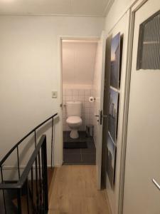 baño con aseo y escalera con puerta en PuraVida, en Westkapelle 47 fotos más