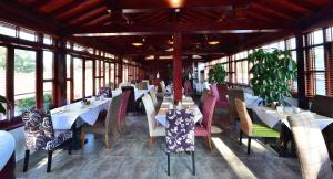 
A restaurant or other place to eat at Jingshan Garden Hotel
