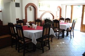 Reštaurácia alebo iné gastronomické zariadenie v ubytovaní Pensiunea Orhideea