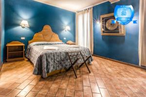 1 dormitorio con 1 cama en una pared azul en B&b Allegri, en Venecia