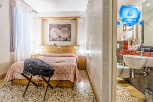 1 dormitorio con 1 cama y baño con lavamanos en B&b Allegri, en Venecia