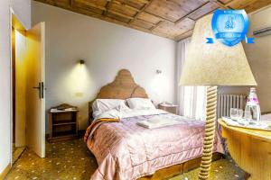 a bedroom with a bed and a table with a lamp at B&b Allegri in Venice