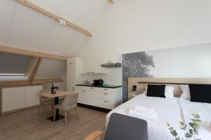 เตียงในห้องที่ Hofstede Moesbosch I Kloeg Collection