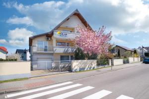 une maison sur le côté d'une rue dans l'établissement Willa Oskar, à Władysławowo