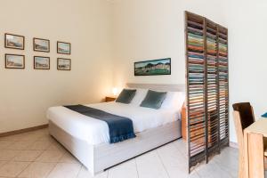 ナポリにあるVico Fico nel centro di Napoli by Wonderful Italyのベッドルーム1室(白い大型ベッド1台付)