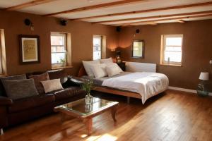 a living room with a bed and a couch at Ferienappartement Enzianshaus in Höchheim