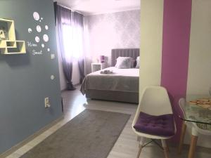ein Schlafzimmer mit einem Bett, einem Stuhl und einem Tisch in der Unterkunft Studio AJDY in Mostar