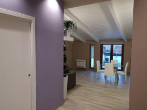 comedor y sala de estar con mesa y sillas en Relais Monti Apartments, en Vallo della Lucania
