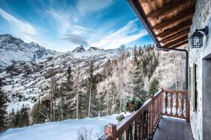 HelloChalet - Chalet D'Alpage Larose - a wild back mountain escape, large sunny garden and Matterhorn views през зимата
