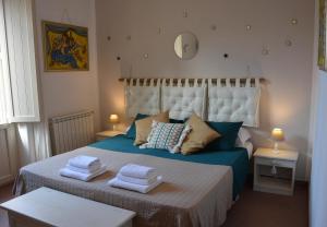 1 dormitorio con 1 cama con toallas en Guest house Le Sibille, en Taormina