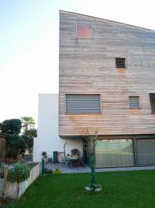 un bâtiment avec une table dans une cour dans l'établissement Oasi di Laura a Balerna, à Balerna