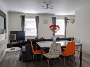 TV a/nebo společenská místnost v ubytování Saffron Court by Wycombe Apartments - Apt 06 + 3 fotografie