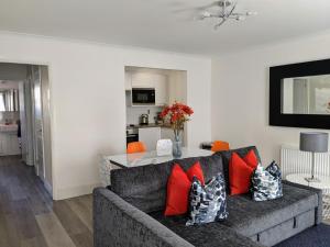 sala de estar con sofá y mesa en Saffron Court by Wycombe Apartments - Apt 06, en High Wycombe