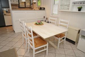 een keuken met een houten tafel en stoelen bij Blockhaus _ zentral zum Hafen_ Str in Damp