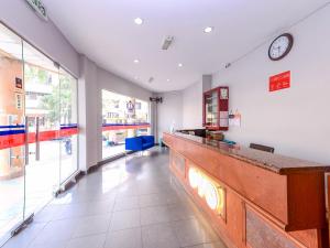 een bar in een winkel met een klok aan de muur bij Super OYO 828 Comfort Hotel Shah Alam in Shah Alam
