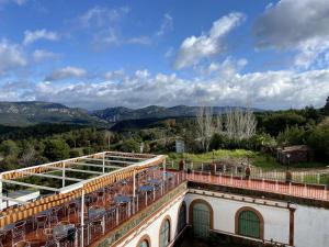 Una vista desde el balcón de un edificio con coches. en El Mesón de Despeñaperros, en Santa Elena
