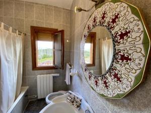 un baño con espejo y lavabo en El Mesón de Despeñaperros, en Santa Elena 37 fotos más