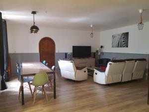 TV a/nebo společenská místnost v ubytování Maison d'Hôtes "La Pierre Pointue"